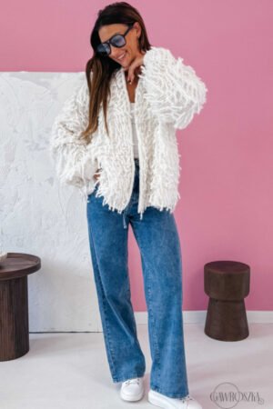 Trumpas kardiganas su frangijos kutais