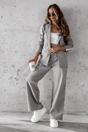 Moteriškas kostiumas